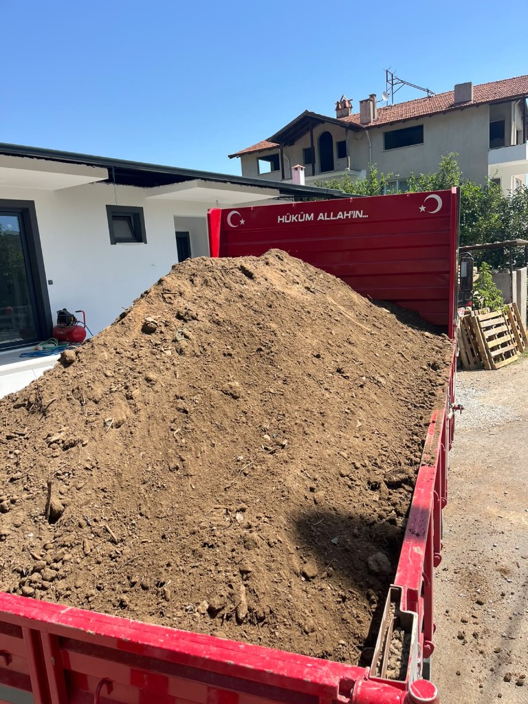 Kamyon kasasında bahçe toprağı teslimatı