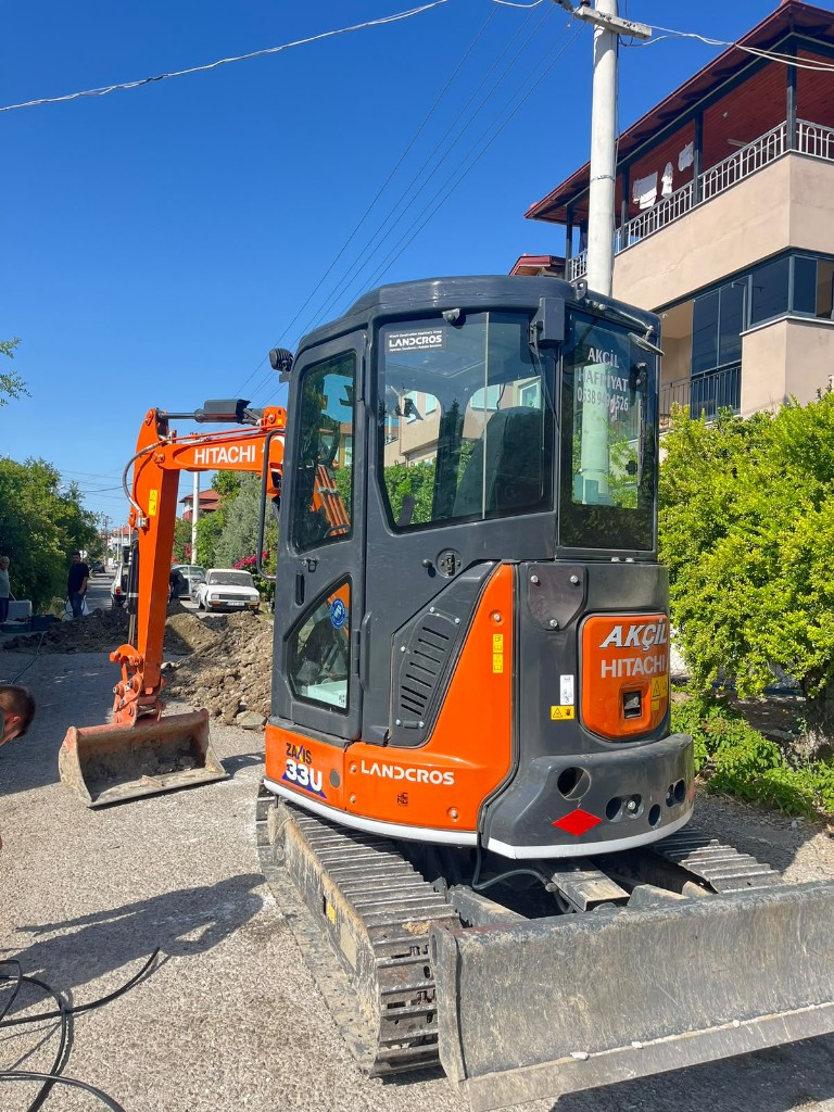 Mini kepçe yol kazı çalışması
