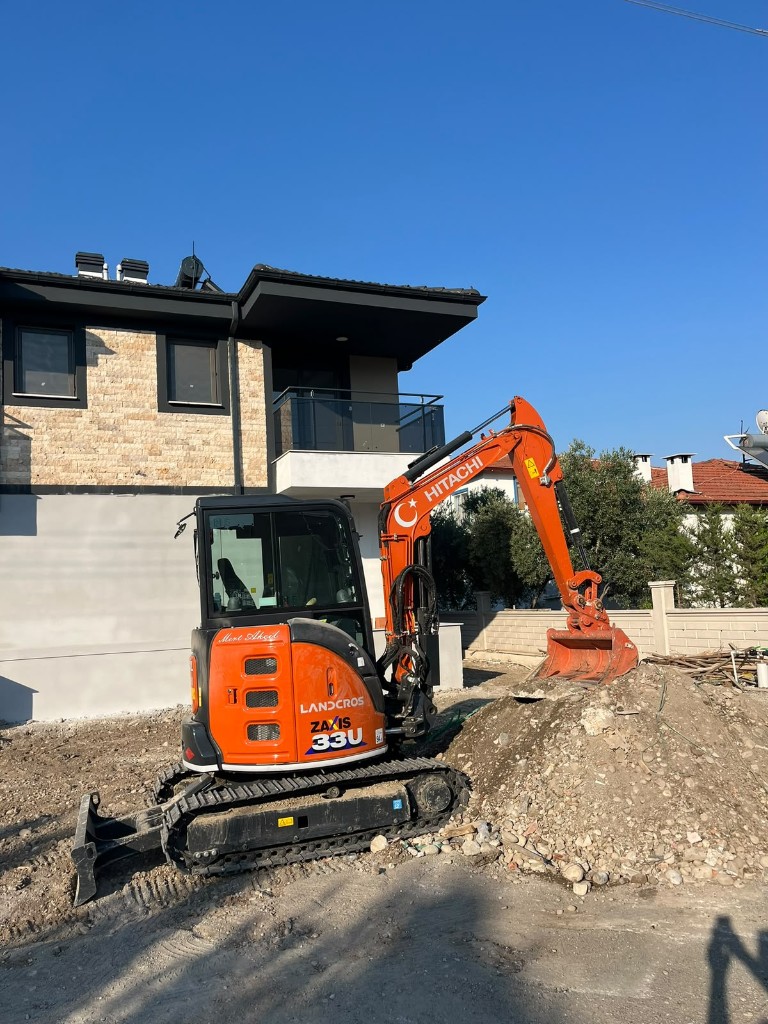Kepçe ile temel kazı işlemi