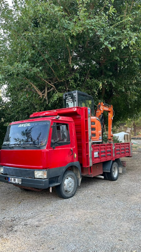 Kırmızı nakliye kamyonu ve kepçe