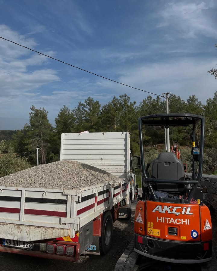 Kamyon yükleme ve saha hazırlık çalışması