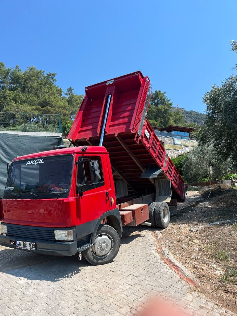Damperli kamyon moloz boşaltma işlemi